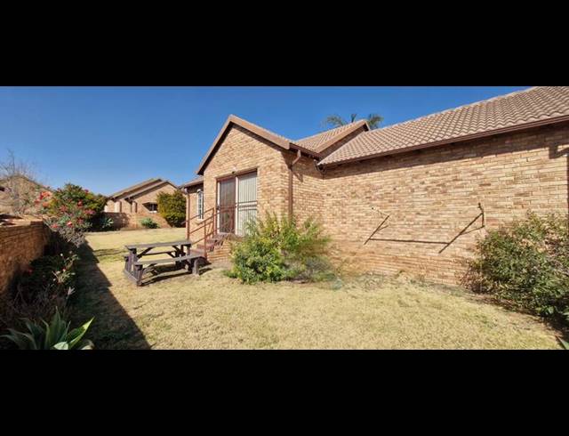 2 BEDROOM TOWNHOUSE FOR SALE IN KOSMOSDAL